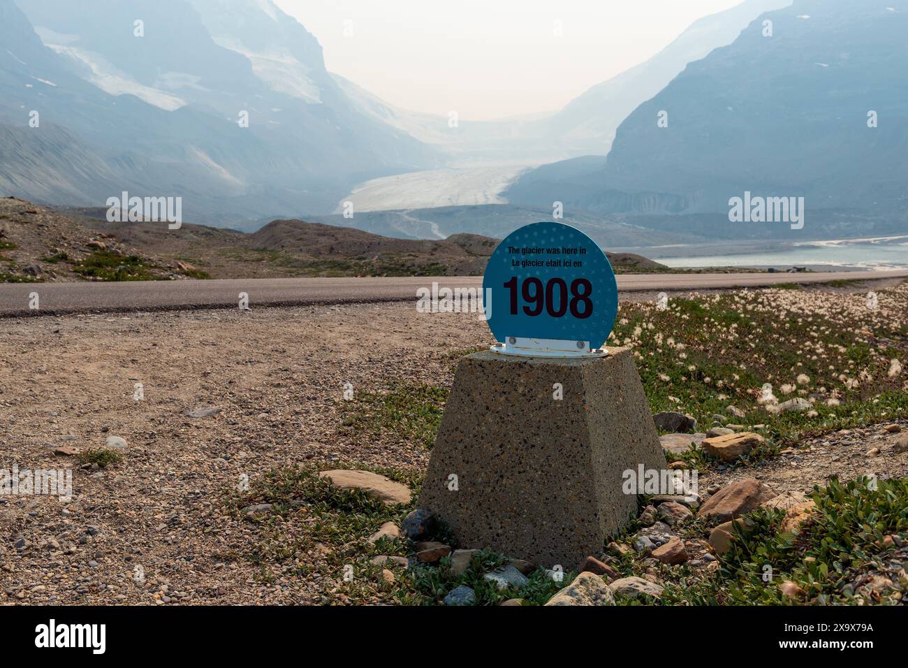 Der Athabasca-Gletscher in Waldbränden, Rauch und Standortunterschied zwischen den Datumsmarkierungen 1908 und 2018, Banff und Jasper-Nationalpark, Kanada. Stockfoto