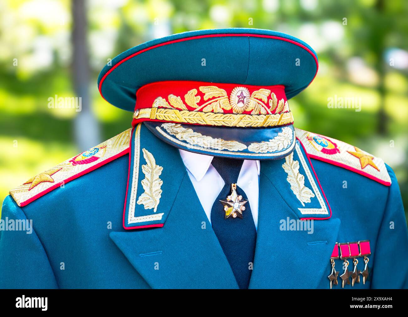 Klassische zeremonielle Militäruniform des Marschalls der Sowjetunion mit vier goldenen Sternen des Helden der Sowjetunion Stockfoto