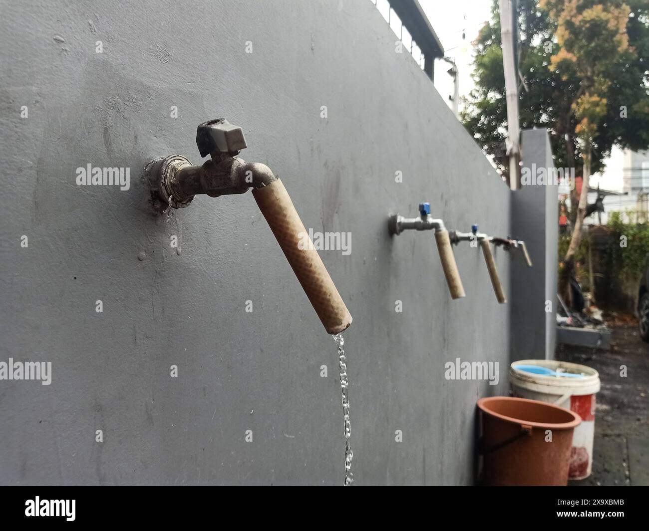 Wasserhähne, die noch eingeschaltet sind, müssen ausgeschaltet werden Stockfoto