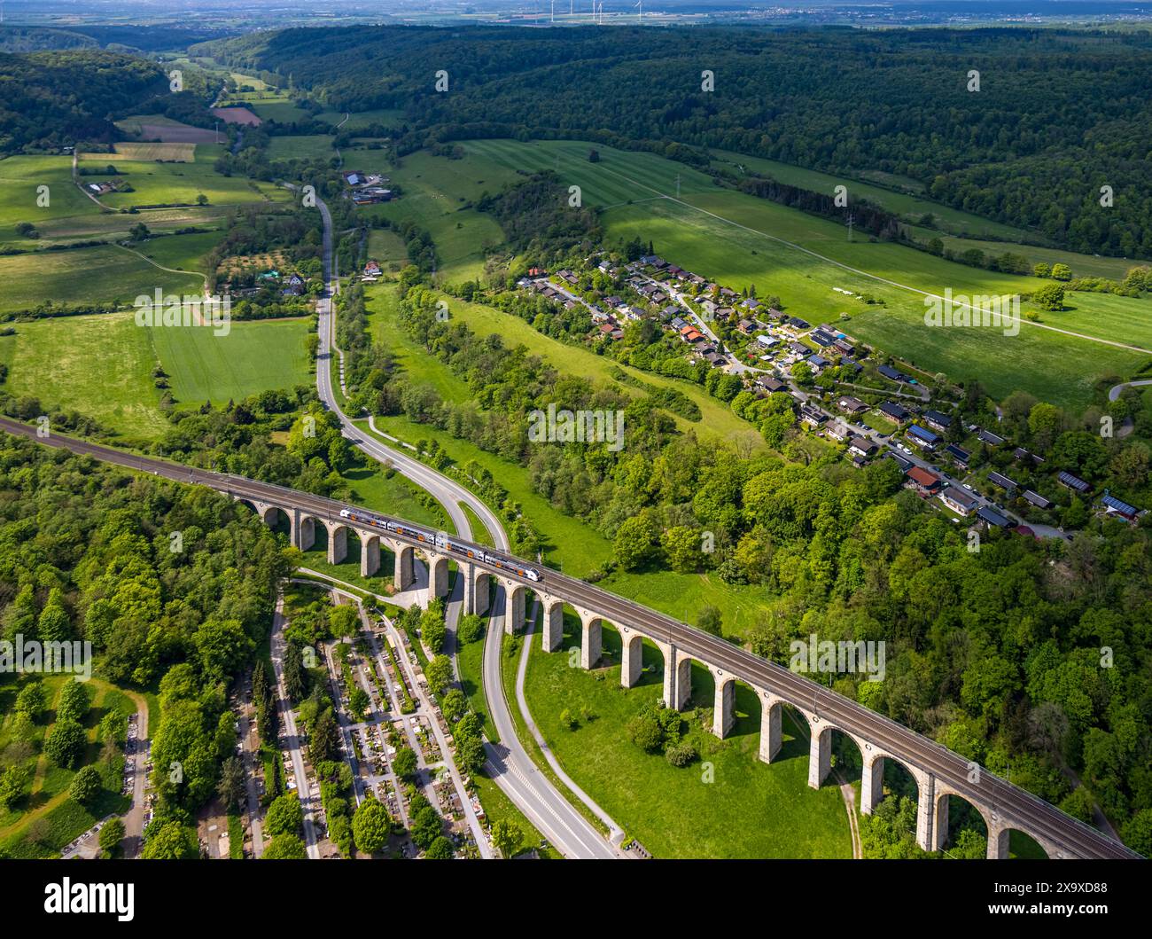 Aus der Vogelperspektive, Altenbeken Viadukt, Adenauerstraße, Eisenbahnviaduktbrücke, auch Beke Viadukt oder Großviadukt genannt, Vorortbahn Alte Stockfoto