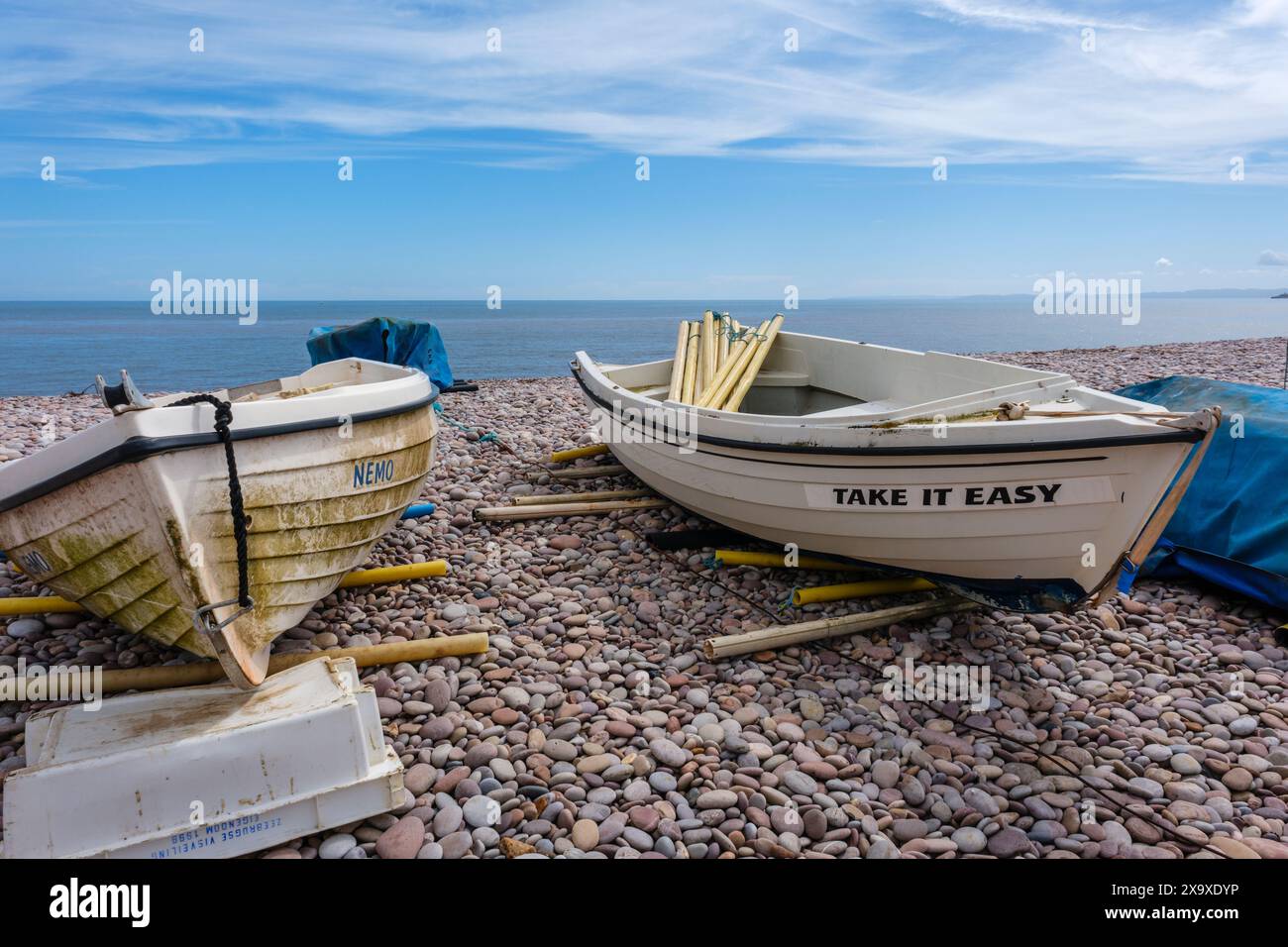 Boote fuhren zum Kieselstrand in Budleigh Salterton, Devon Stockfoto