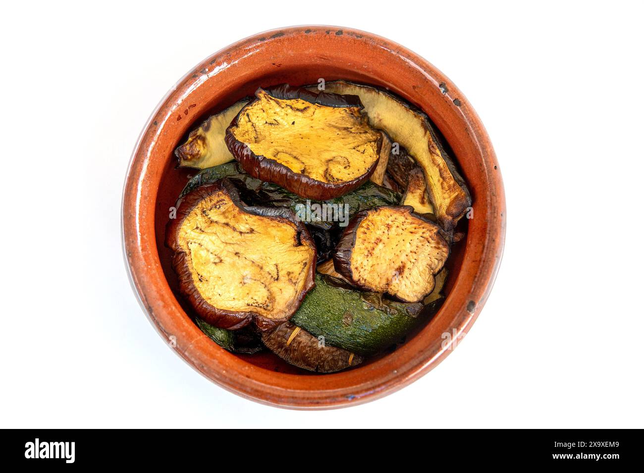 Gegrilltes Gemüse auf weißem Hintergrund Stockfoto