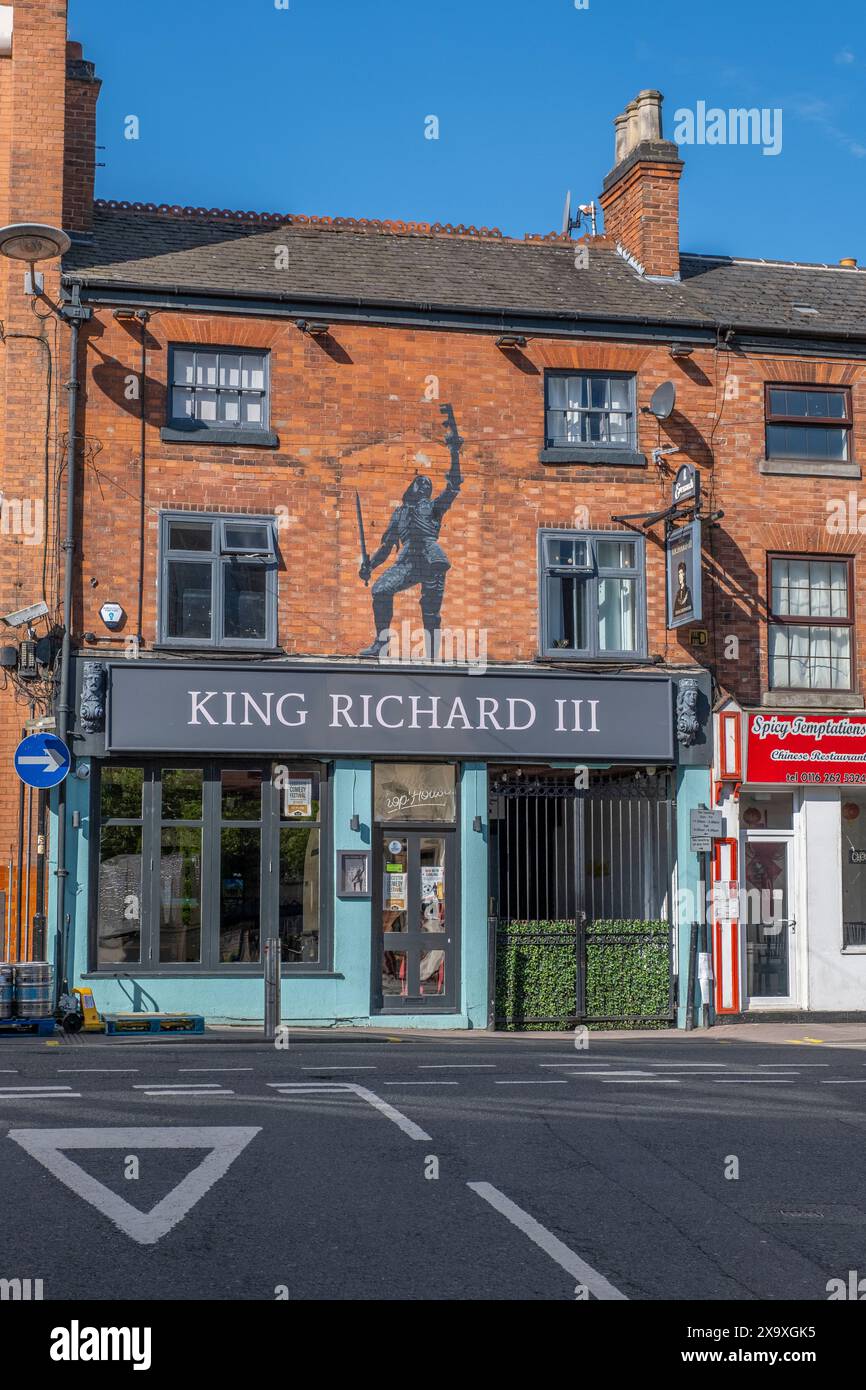 Der King Richard lll Pub an der Highcross Street in Leicester ist nicht weit vom Parkplatz entfernt, unter dem seine Überreste gefunden wurden. Stockfoto
