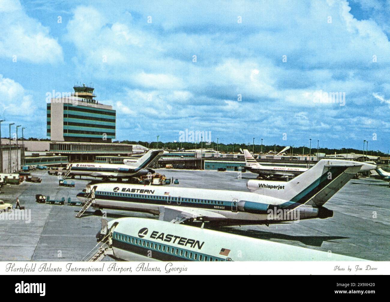 Eine Vintage-Postkarte des Hartsfield Atlanta International Airport, CA San Joaquin County Kalifornien USA aus den frühen 1970er Jahren Die Karte zeigt Eastern Airlines 'Whisper Jets' Boeing 727's. Originalfoto von Jim Doane (1932-2013) Stockfoto