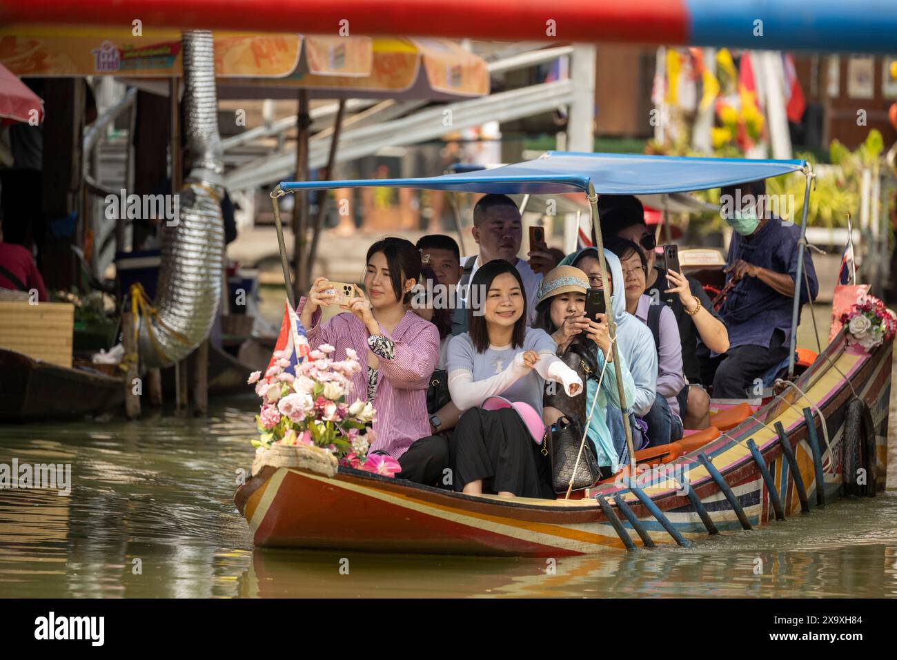 Touristen am schwimmenden Markt Pattaya. Stockfoto