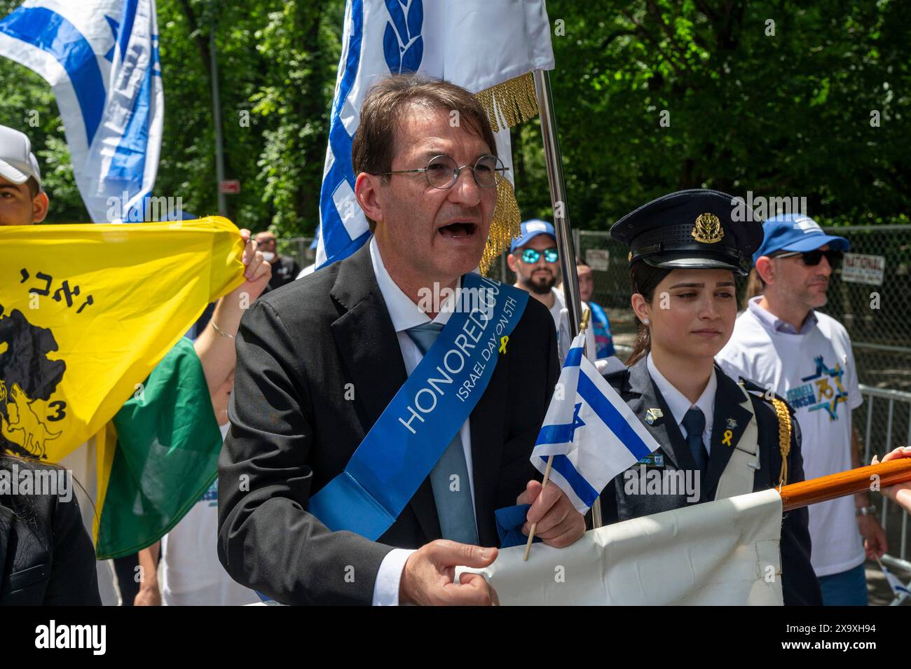 New York, New York, USA. Juni 2024. (NEU) die 2024 feierte Israel Parade. 2. Juni 2024, New York, New York, USA: Boaz Bismuth, Mitglied des israelischen Parlaments („Knesset“), marschiert während der jährlichen Feiern-Israel-Parade am 2. Juni 2024 in New York City auf die Fifth Avenue. Zehntausende von Menschen marschierten während einer Parade für Israel auf die Fünfte Avenue, wobei viele die Freilassung von Geiseln forderten, die von der Hamas in Gaza festgehalten wurden, "bring sie heim", eine Botschaft, die laut und deutlich klingelte. Die Parade fand fast acht Monate nach dem beispiellosen Angriff der Hamas am 7. Oktober statt Stockfoto