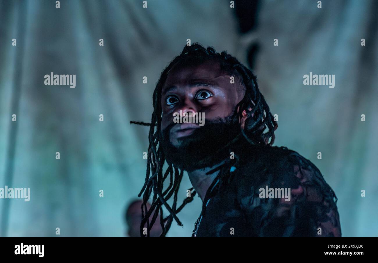 Kayus Bankole von der schottischen alternativen Hip-Hop-Band Young Fathers spielte einen Live-Auftritt im Hammersmith Apollo. Stockfoto