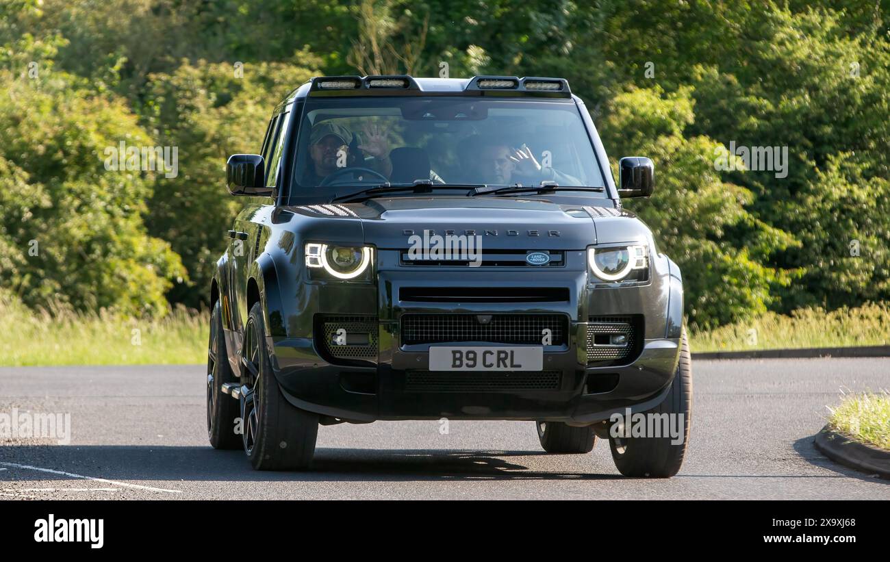 Stony Stratford, Großbritannien - 2. Juni 2024: 2021 Land Rover Defender xs Auto auf einer britischen Landstraße Stockfoto