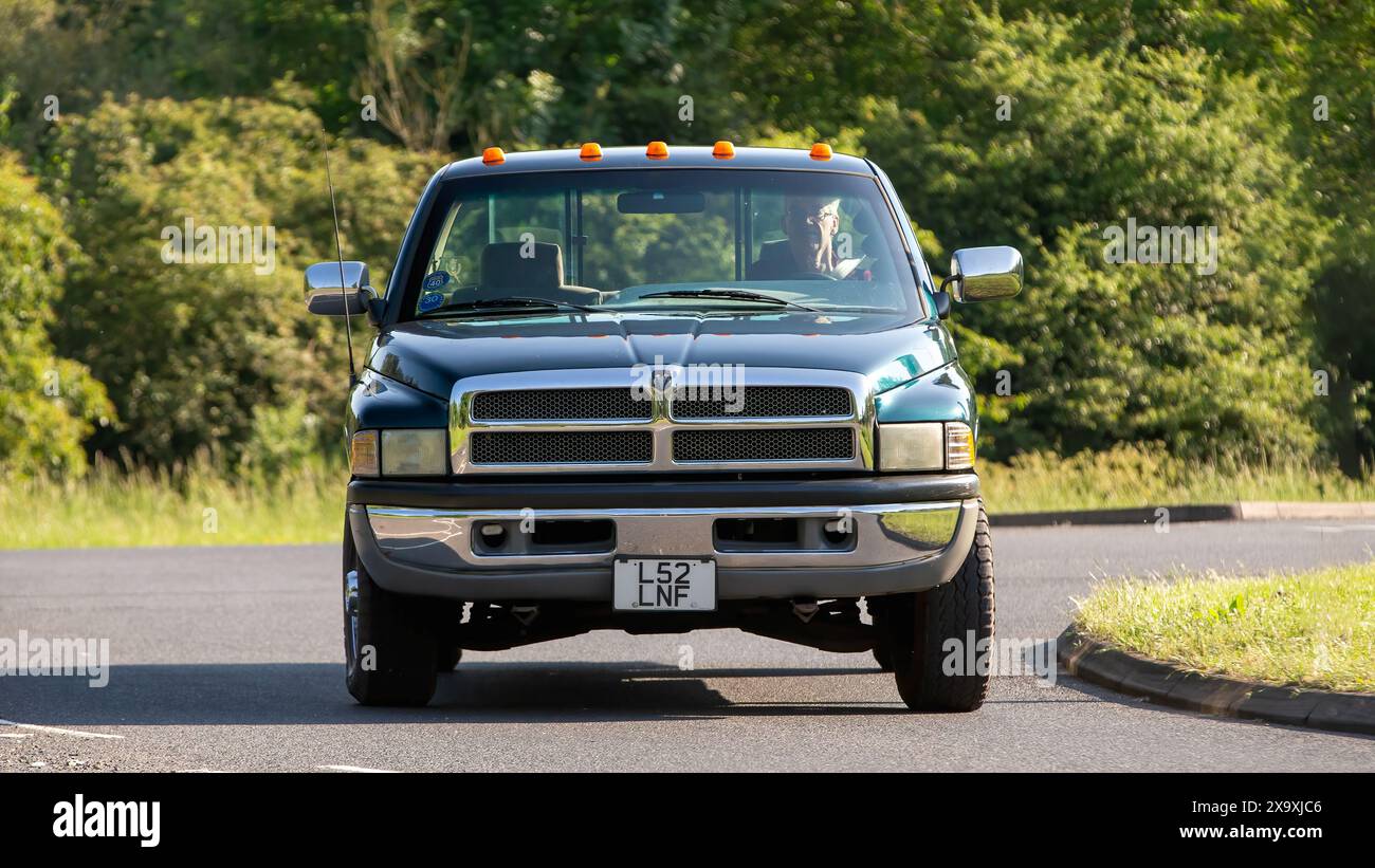 Stony Stratford, UK - 2. Juni 2024: 1994 Dodge RAM 2500 Pickup Truck fährt auf einer britischen Landstraße Stockfoto