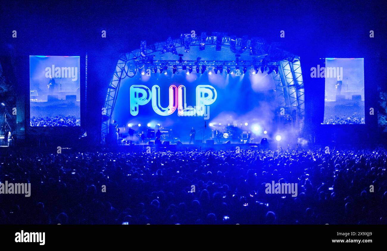 Frontmann und Sänger der berühmten britischen Band Pulp Jarvis Cocker trat live beim Latitude Festival in Henham Park in Suffolk auf. Stockfoto