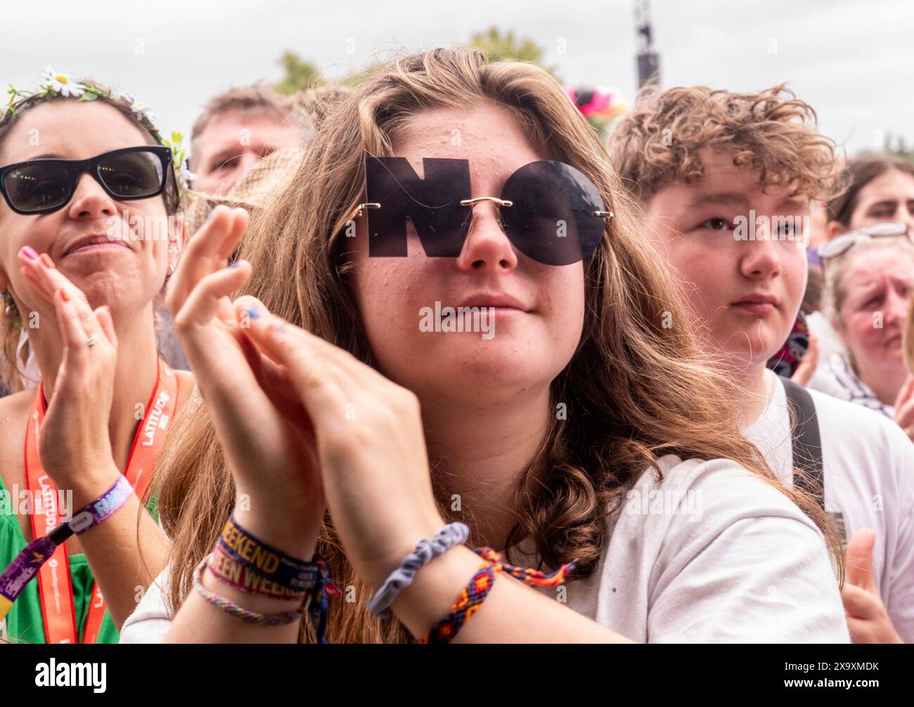 Fans warten auf ihre Lieblingsband vor der Arena beim Latitude Festival im Henham Park in Suffolk. Stockfoto