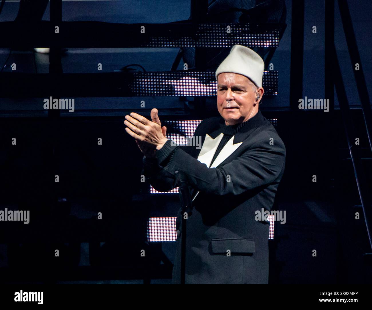 Sänger der britischen Band PET Shop Boys Neil Tennant spielt live in der Leeds Arena. Stockfoto