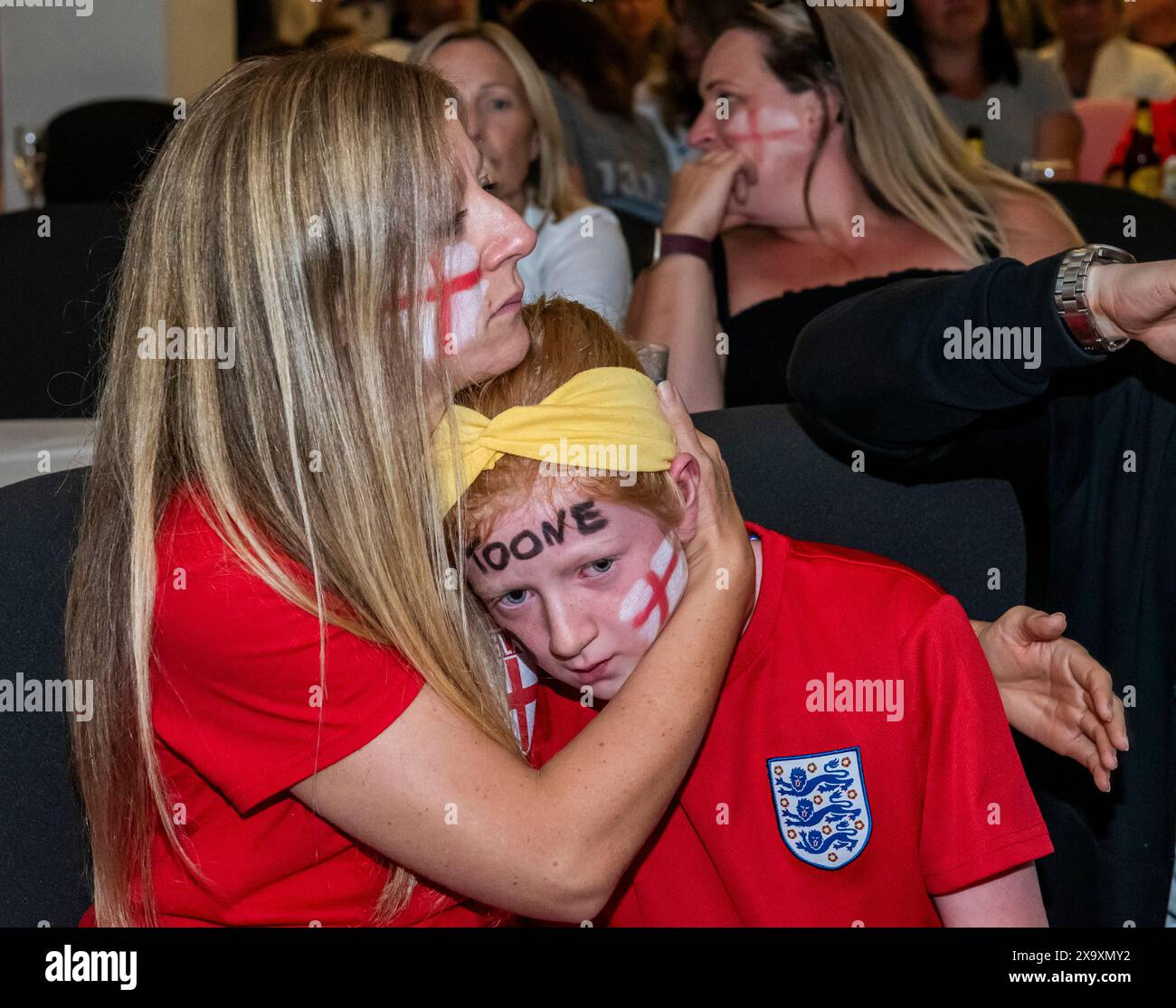 Mutter Kylie konsolert Tochter Heidi, nachdem sie das Finale der Frauen-Weltmeisterschaft gesehen und ihre Frustration über das Ergebnis gezeigt hat. Stockfoto