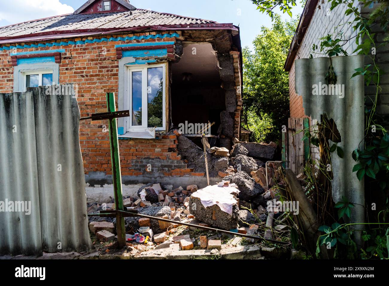 Kharkiw, Ukraine, 2. Juni 2024 Schahed Drohnen unbemannte Kampfhandlungen sind Luftfahrzeuge (explodierende Kamikaze Drohnen), die ein Haus in Charkiw anvisieren. Stockfoto