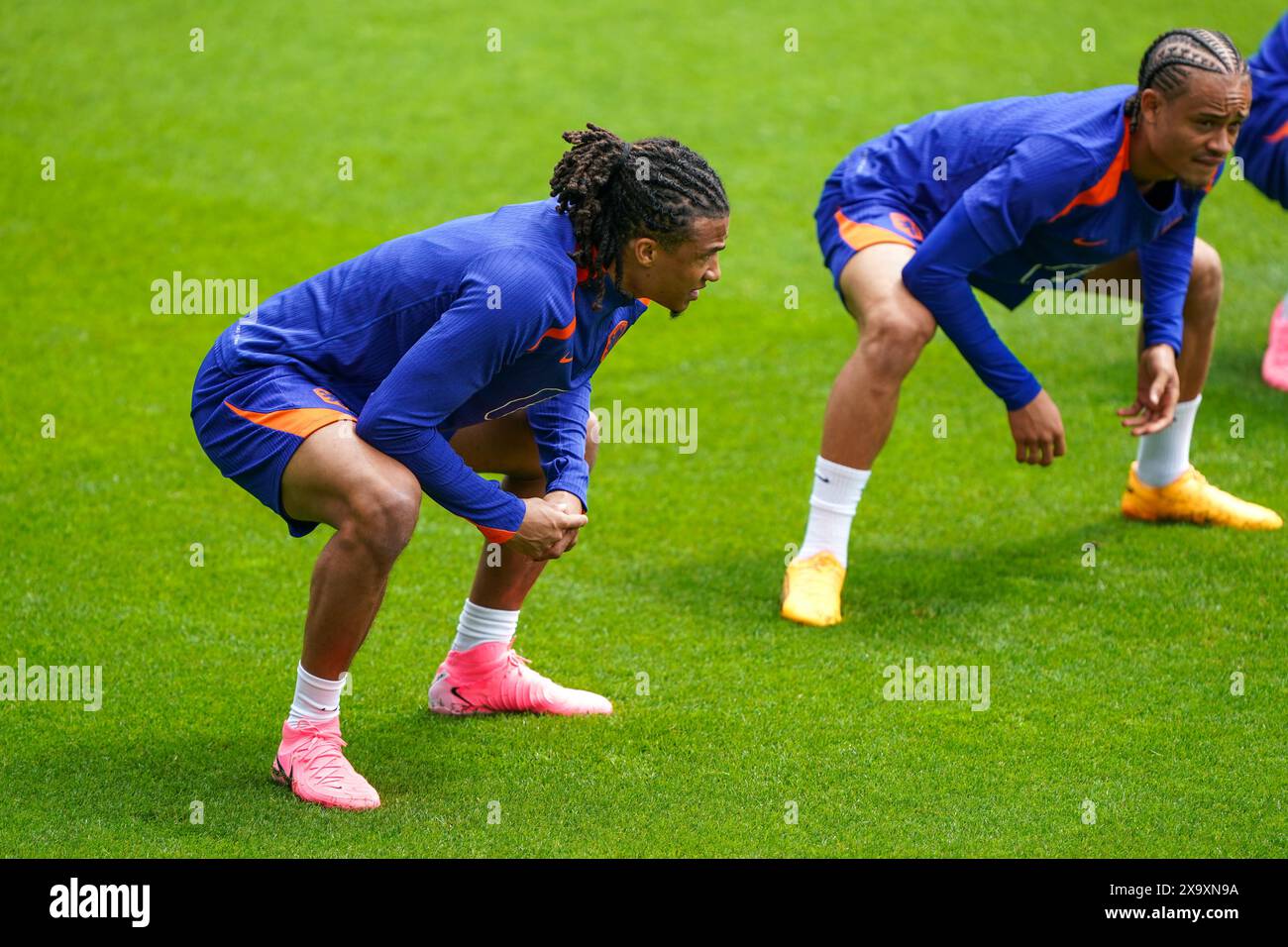 Zeist, Niederlande. 3. Juni 2024.ZEIST, NIEDERLANDE - 3. JUNI: Nathan Aké wärmt sich während eines Trainings vor der EURO 2024 auf dem KNVB Campus am 3. Juni 2024 in Zeist, Niederlande auf. (Foto von Andre Weening/Orange Pictures) Credit: Orange Pics BV/Alamy Live News Stockfoto