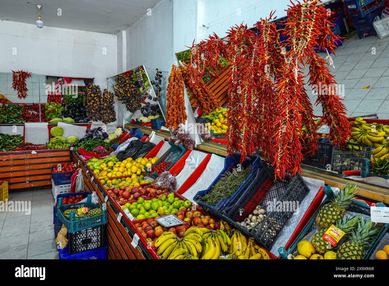 Gemüseladen, Gemüsehändler in Dalyan, Türkei, mit farbenfrohen lokalen Produkten Stockfoto