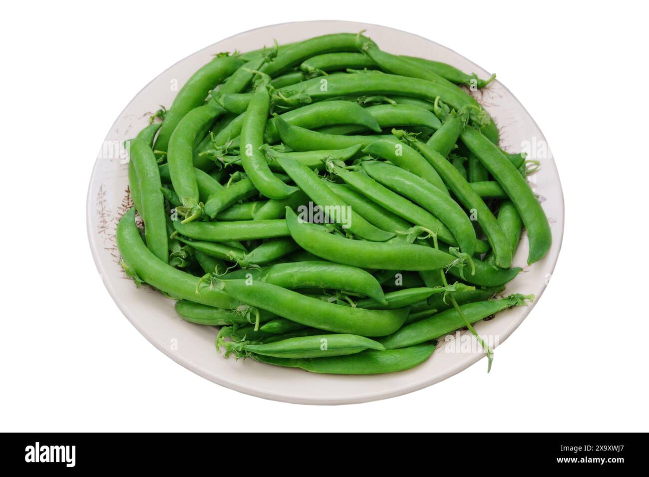 Grüne Erbsen in einer Platte isoliert auf weißem Hintergrund. Frische Erbsen in einer Schüssel. Schüsseln mit Gemüse. Stockfoto