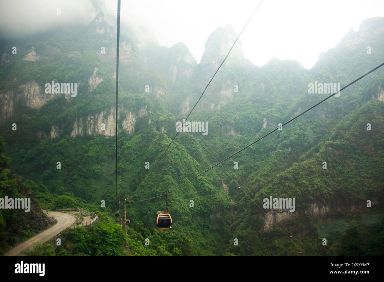 Blick auf die Landschaft Berg- und Seilbahn für chinesen Auslandsreisende Besuchen Sie die Tianmen Shan Höhle oder das Himmelstor in Tianmen Mountain N Stockfoto