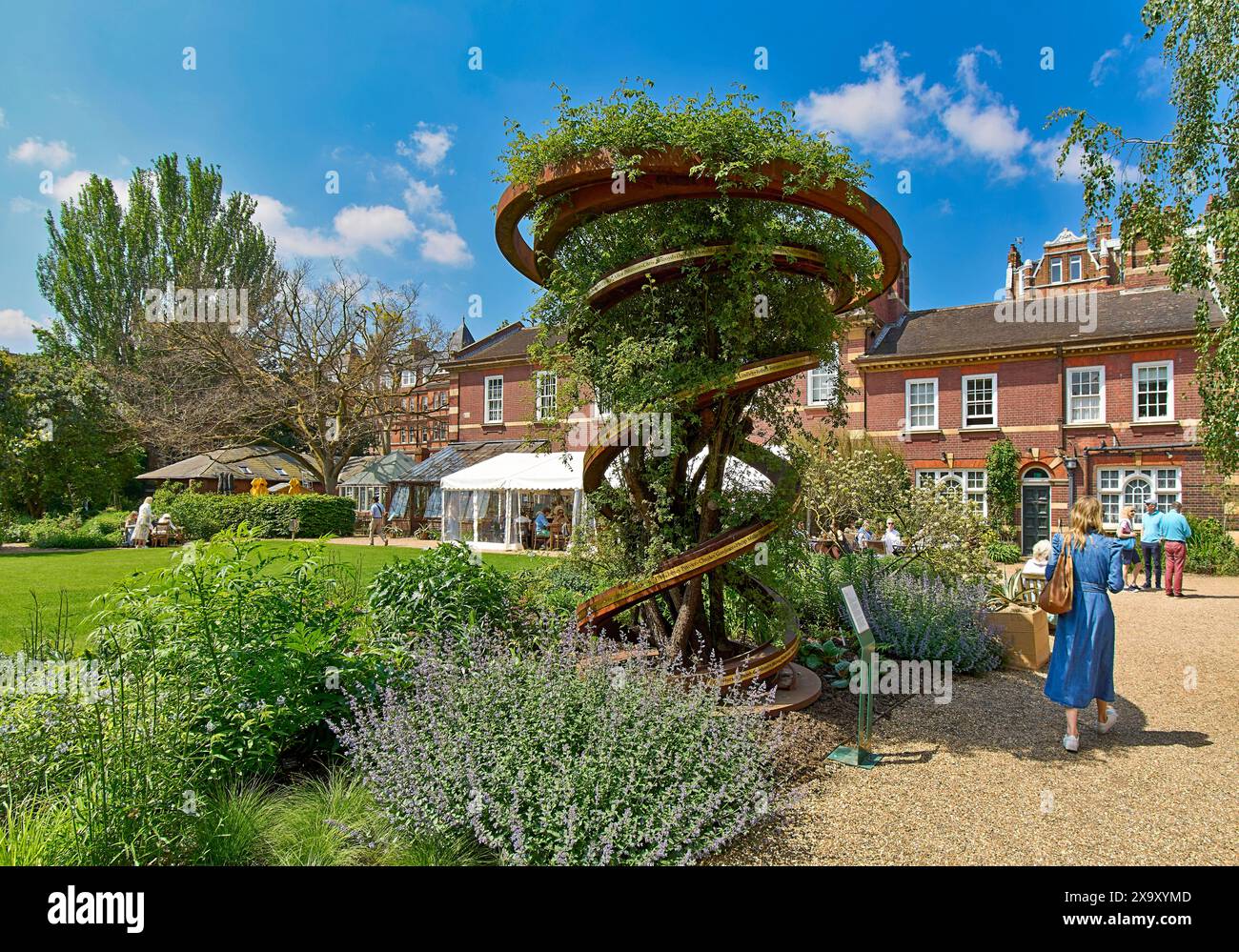 Chelsea Physic Garden blauer Himmel über der Spiralskulptur mit Namen von Head Gardeners, die über 300 Jahre aufgenommen wurden Stockfoto
