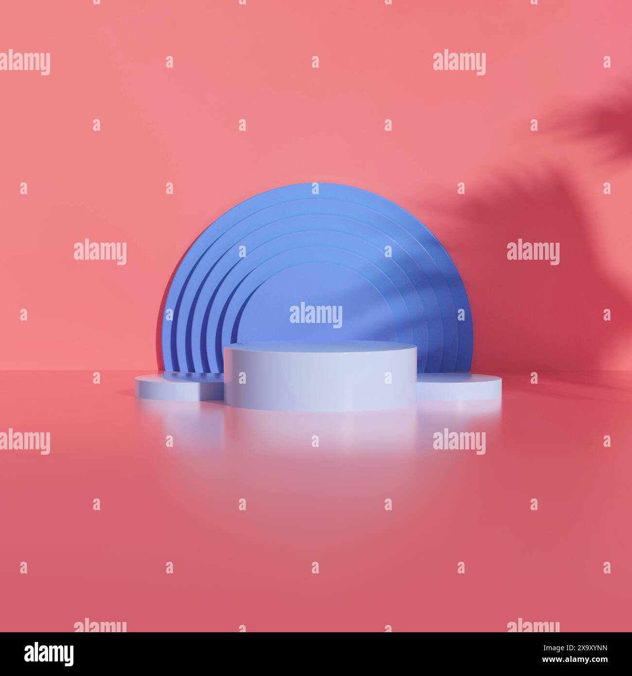 Minimalistisches Display mit blauen Sockeln vor einem leuchtenden korallenfarbenen Hintergrund mit natürlichen Palmenschatten. Ideal für die Präsentation von Sommerkosmetik p Stockfoto