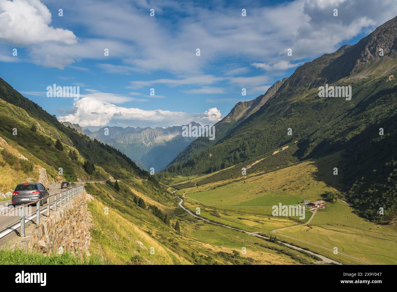 Autos fahren am Sustenpass, idyllische Berglandschaft, Meien, Kanton URI, Schweiz Stockfoto