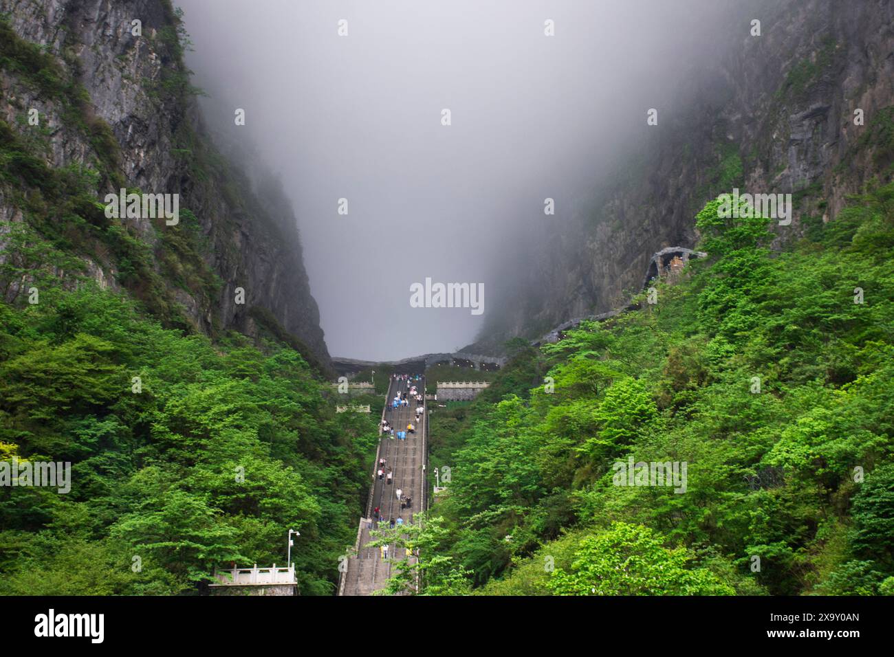 Tianmen Shan Höhle oder Himmelstor im Tianmenshan Mountain National Forest Park für chinesen ausländische Reisende besuchen Treppen Stockfoto