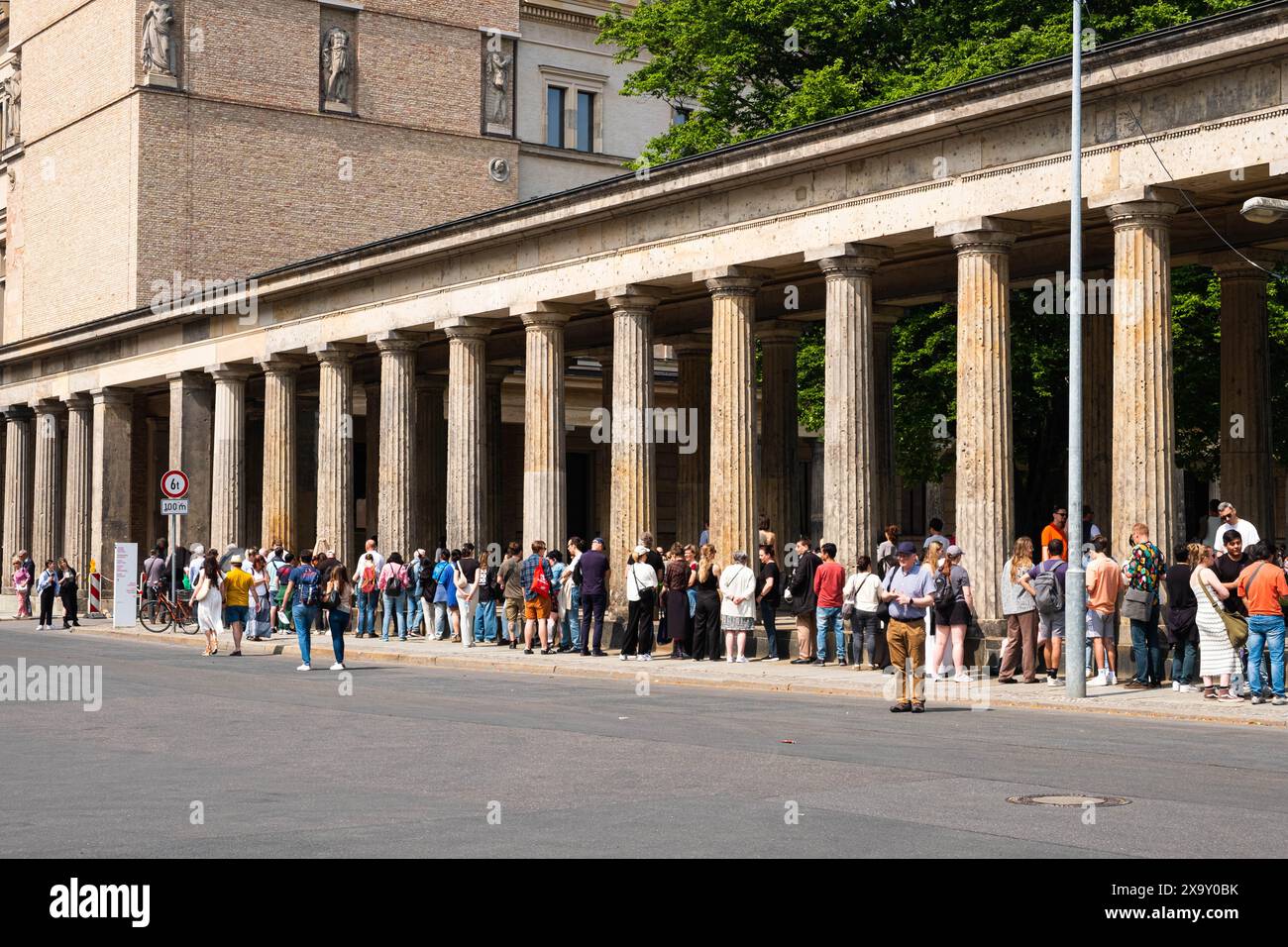 Berlin, Deutschland - 02. Juni 2024: Schlange von Menschen vor der Alten Nationalgalerie in Berlin Stockfoto