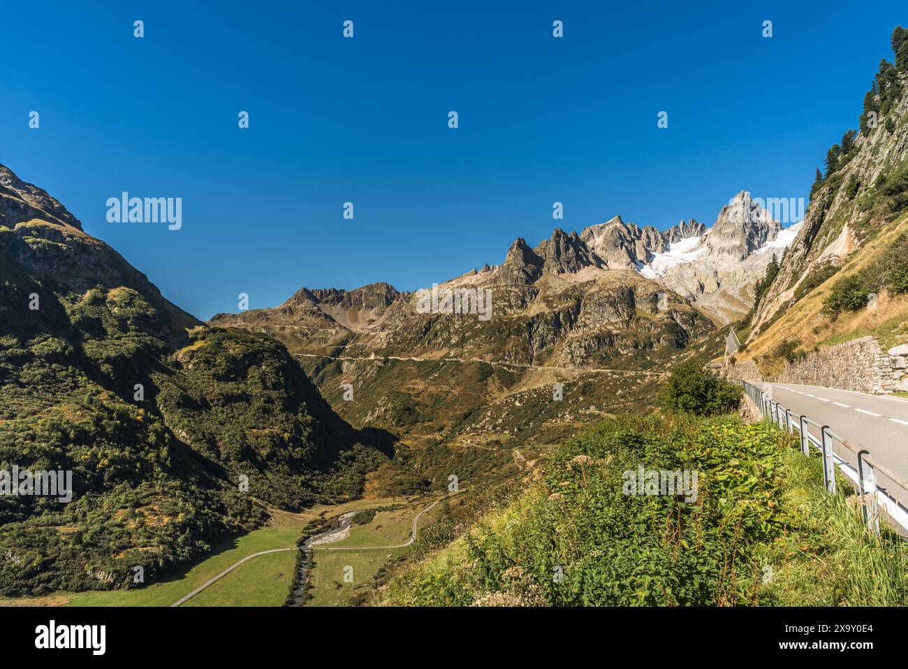 Berglandschaft und Passstraße am Sustenpass, Meien, Kanton URI, Schweiz Stockfoto