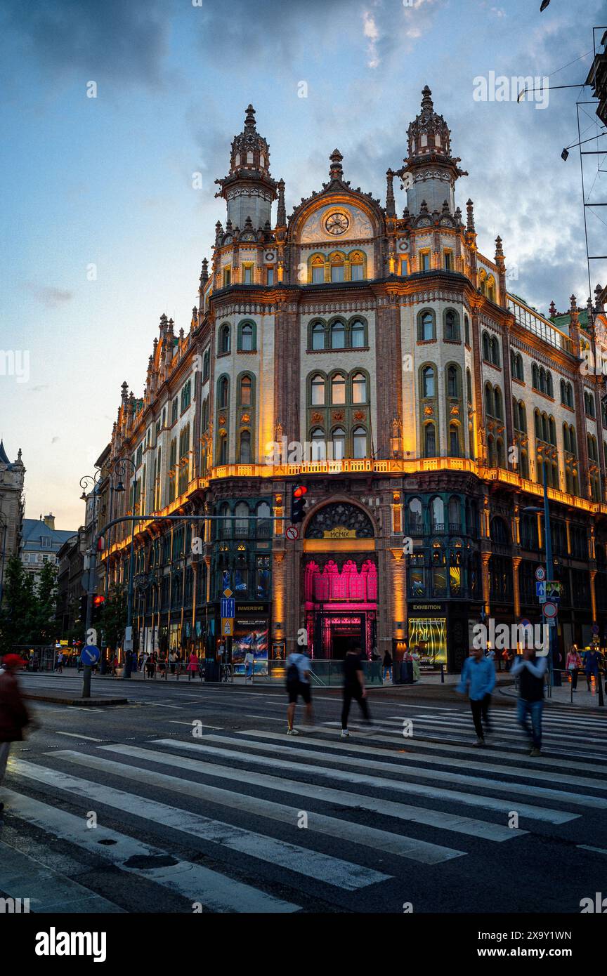 Párizsi Udvar Hotel Budapest (Pariser Passage), Kreuzung mit Wanderern und Fahrzeugen Stockfoto