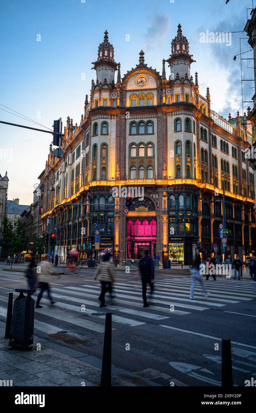 Párizsi Udvar Hotel Budapest (Pariser Passage), Kreuzung mit Wanderern und Fahrzeugen Stockfoto