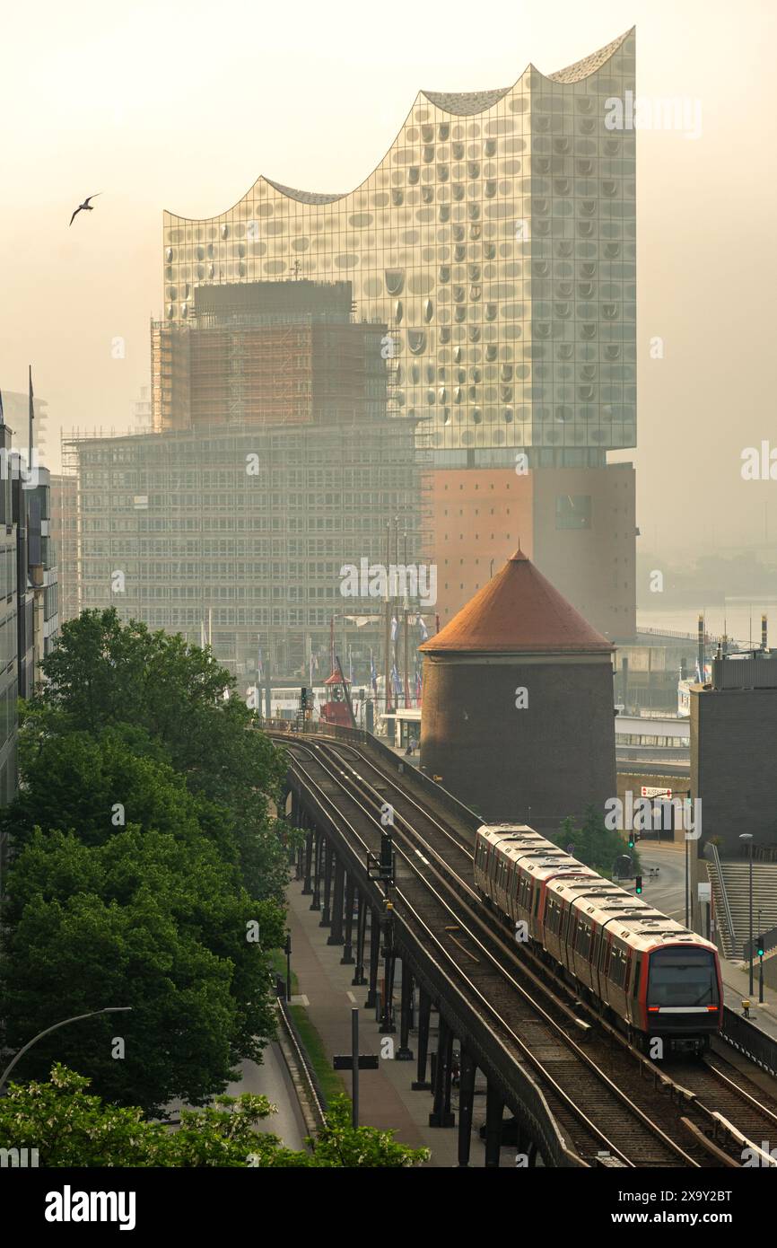 U-Bahn-Linie und berühmte Elbphilharmonie im Morgenlicht in Hamburg Stockfoto