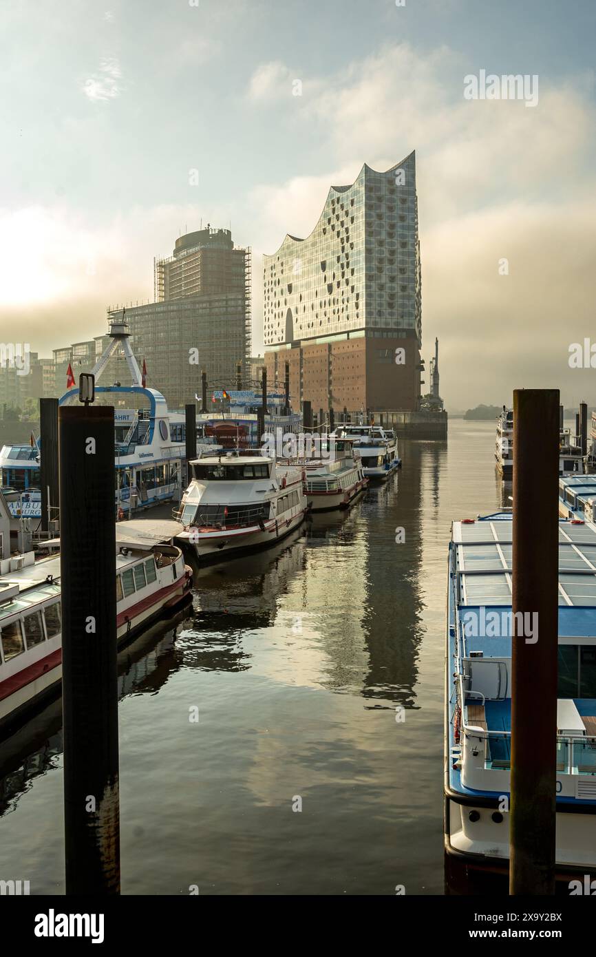 Hafenfähren und die berühmte Elbphilharmonie im Morgenlicht in Hamburg Stockfoto