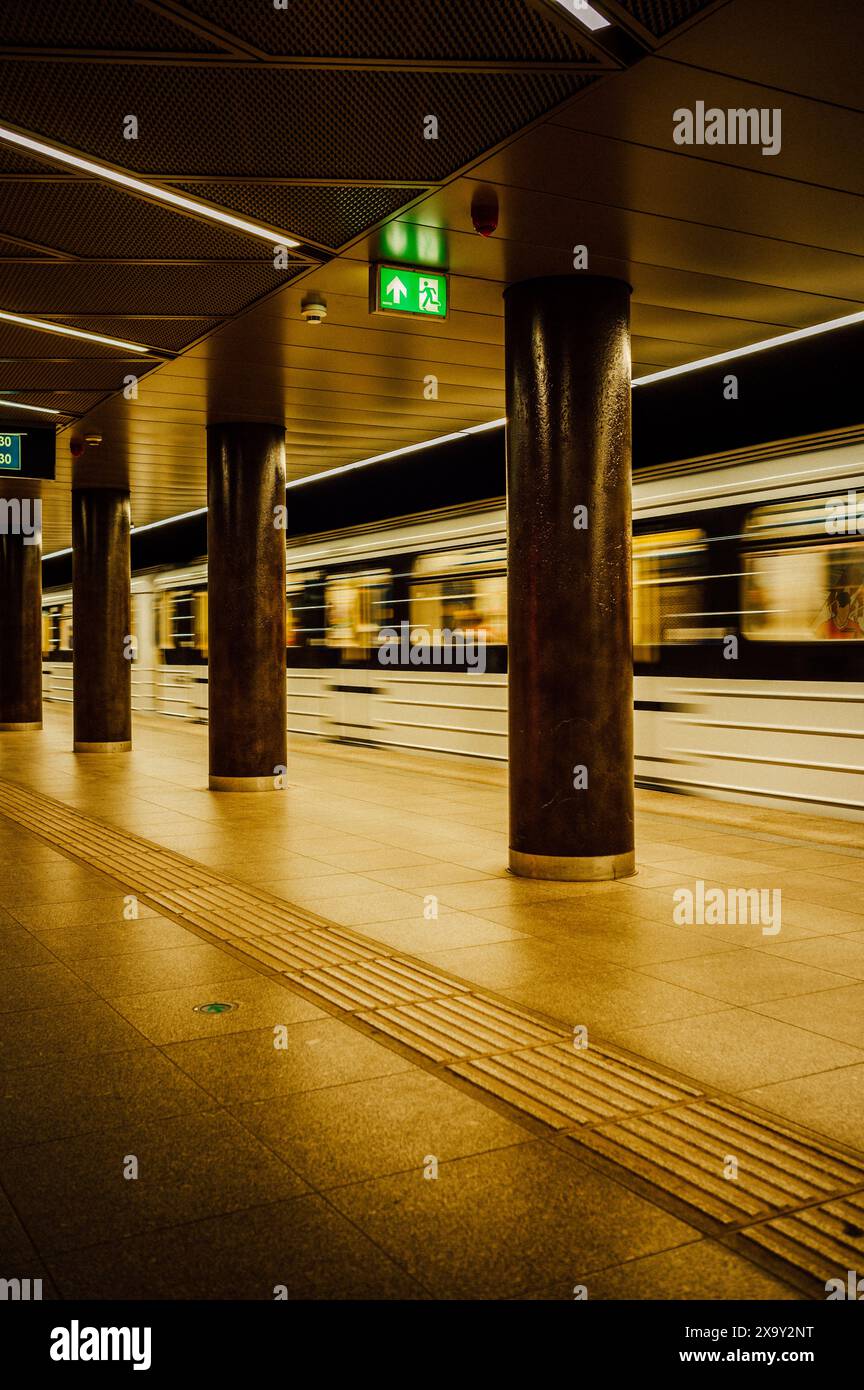 Metrostation m3 mit ankommendem Zug in Budapest Stockfoto