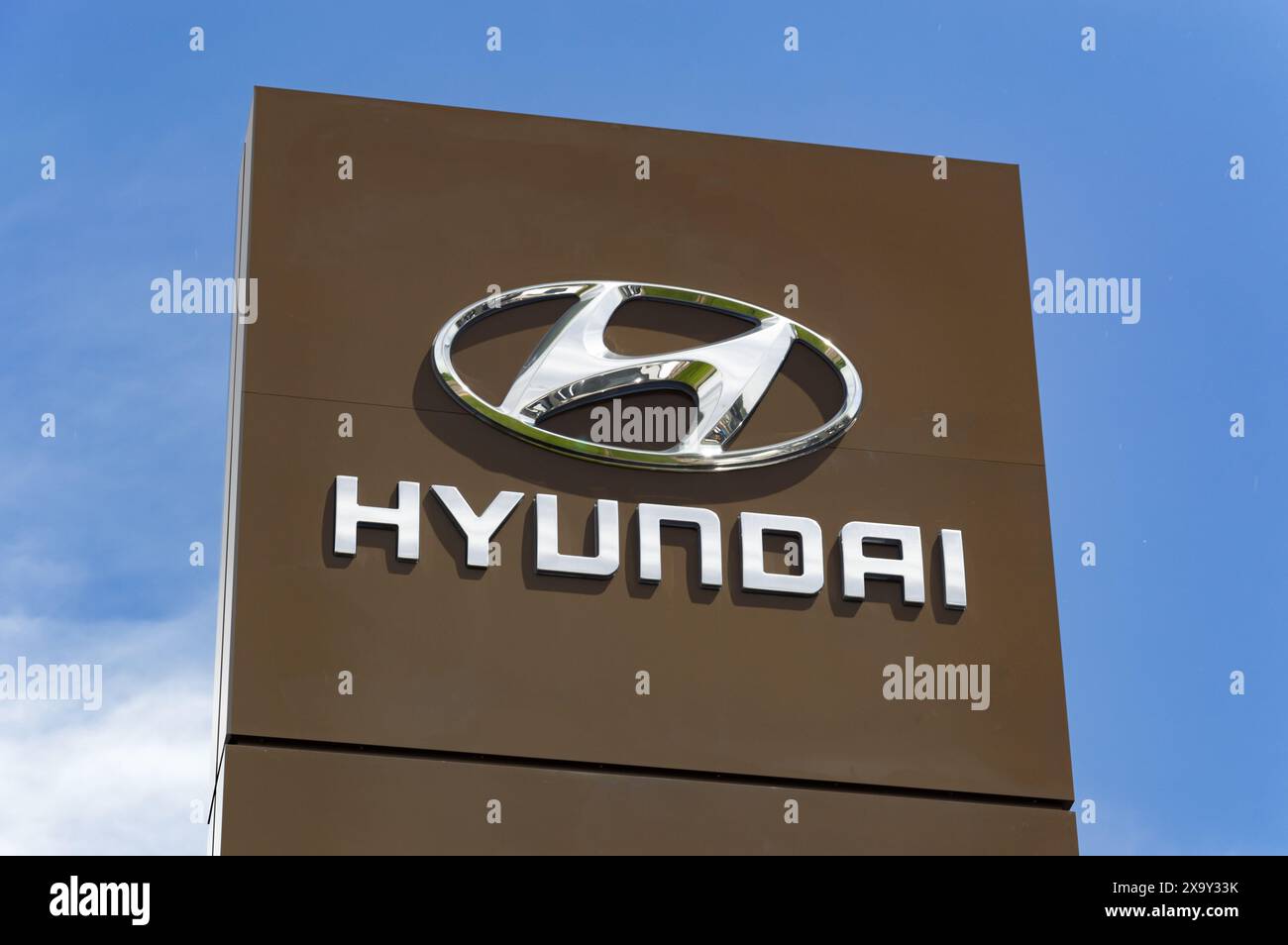 ST PAUL, NM, USA – 2. JUNI 2024: Außenansicht und Markenlogo. Stockfoto