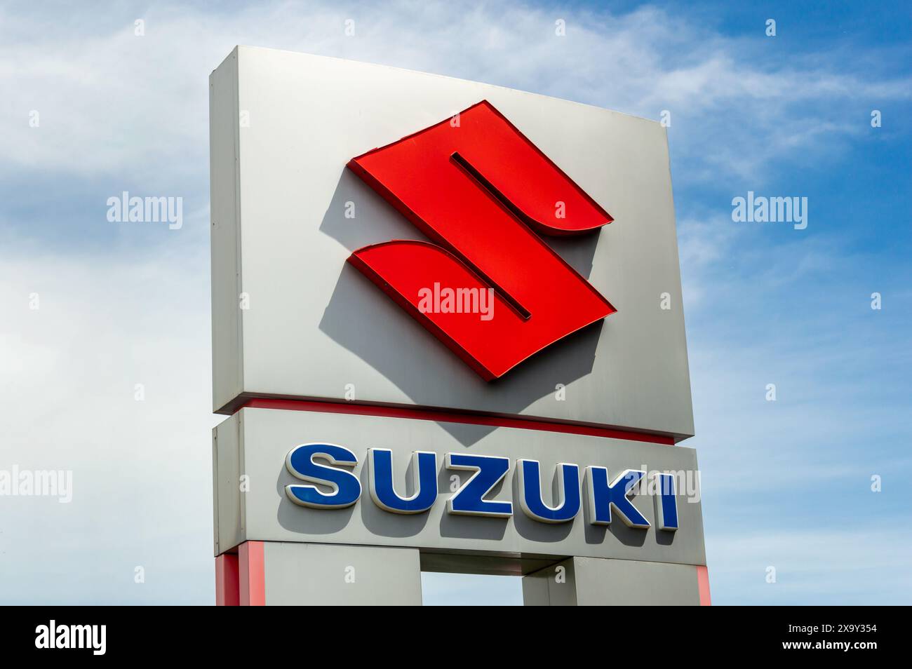 ST PAUL, NM, USA – 2. JUNI 2024: Außenansicht und Markenlogo des Autohändlers Suzuki. Stockfoto