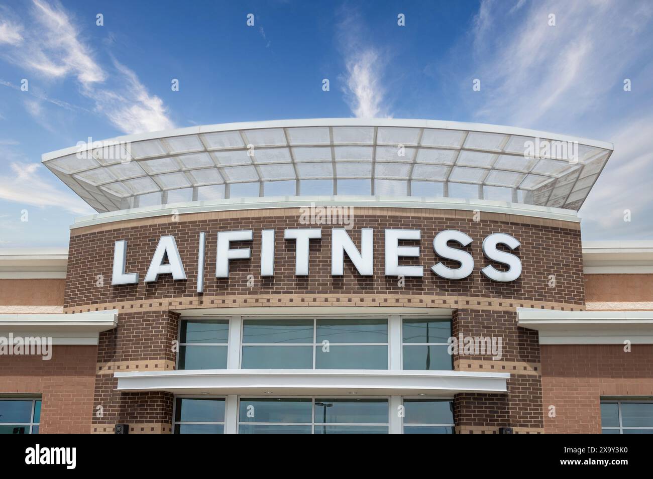 ST PAUL, NM, USA – 2. JUNI 2024: Außenansicht und Markenlogo VON LA Fitness. Stockfoto
