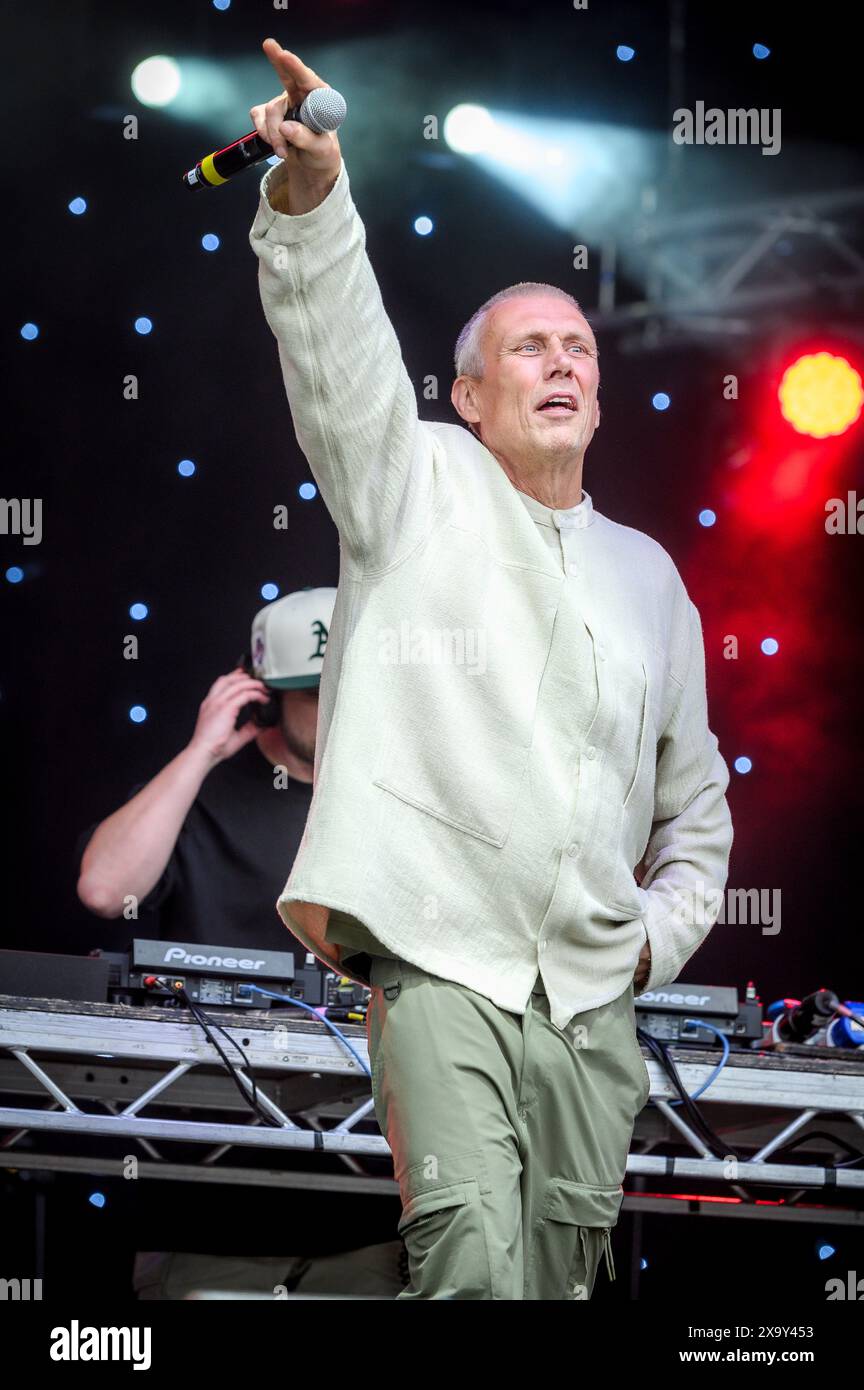 Leyland, Lancashire, Sonntag, 26. Mai 2024. Mark „Bez“ Berry von den Happy Mondays tritt auf der Bühne des jährlichen Music in the Park Festivals in Worden auf Stockfoto