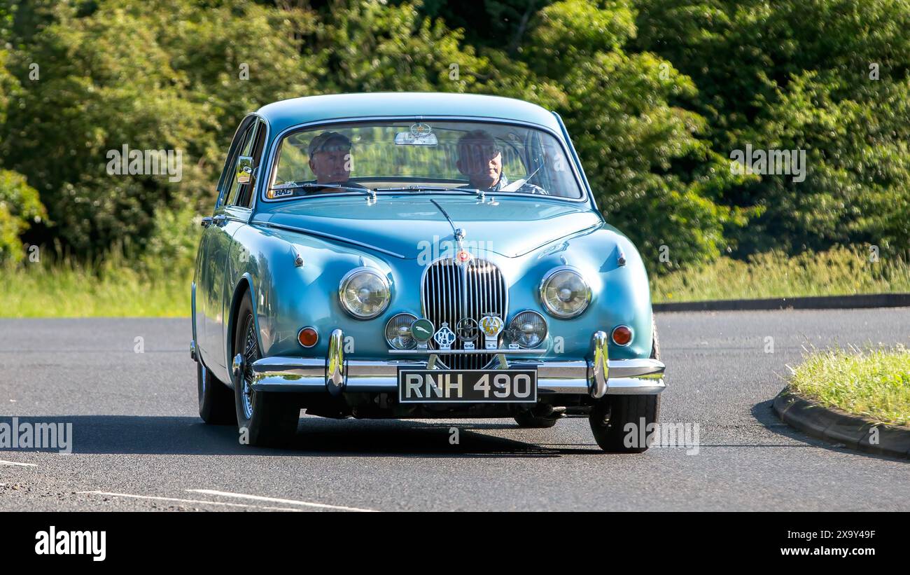 Stony Stratford, Großbritannien - 2. Juni 2024: 1963 blauer Jaguar mk II Oldtimer auf einer britischen Landstraße Stockfoto