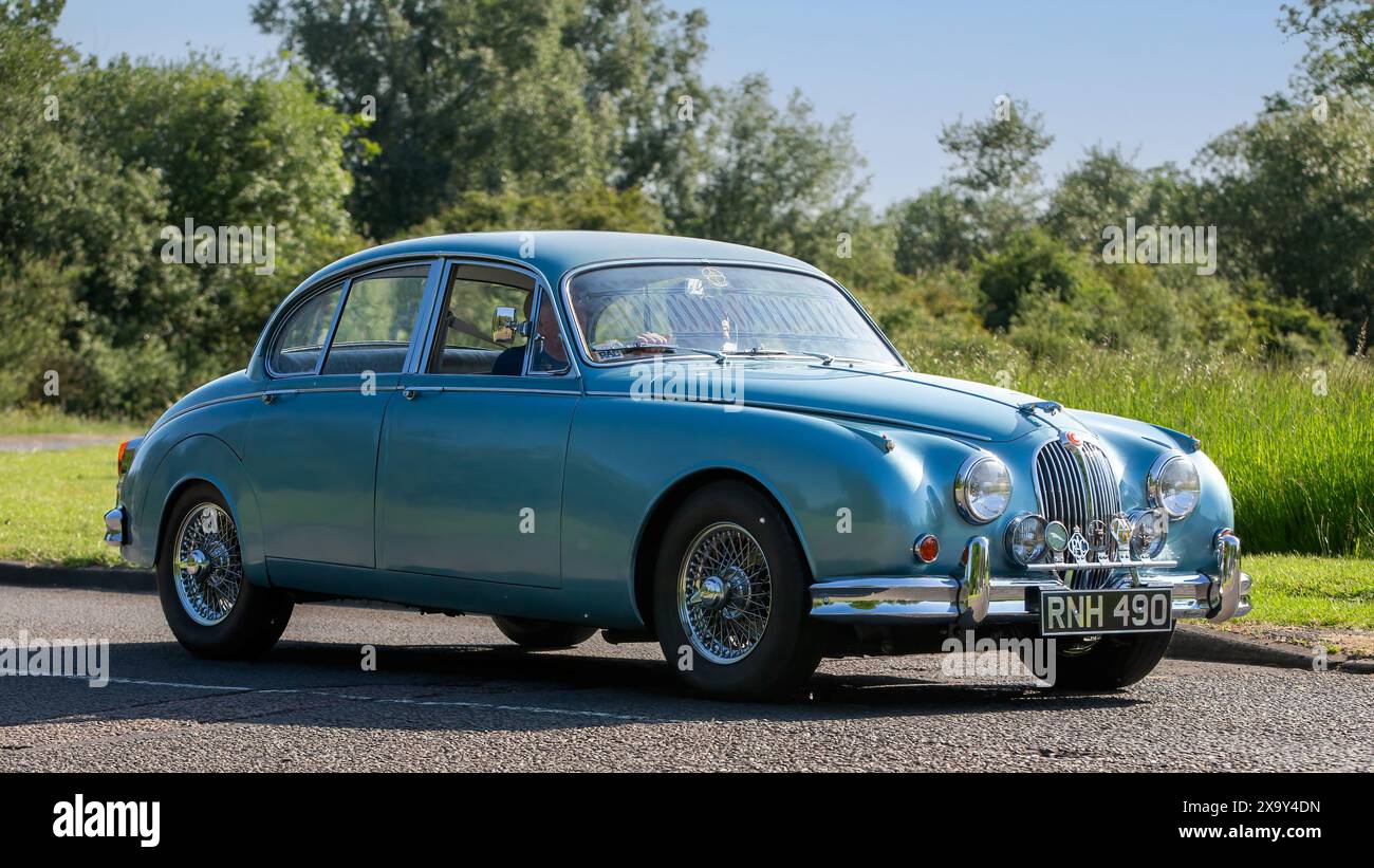 Stony Stratford, Großbritannien - 2. Juni 2024: 1963 blauer Jaguar mk II Oldtimer auf einer britischen Landstraße Stockfoto