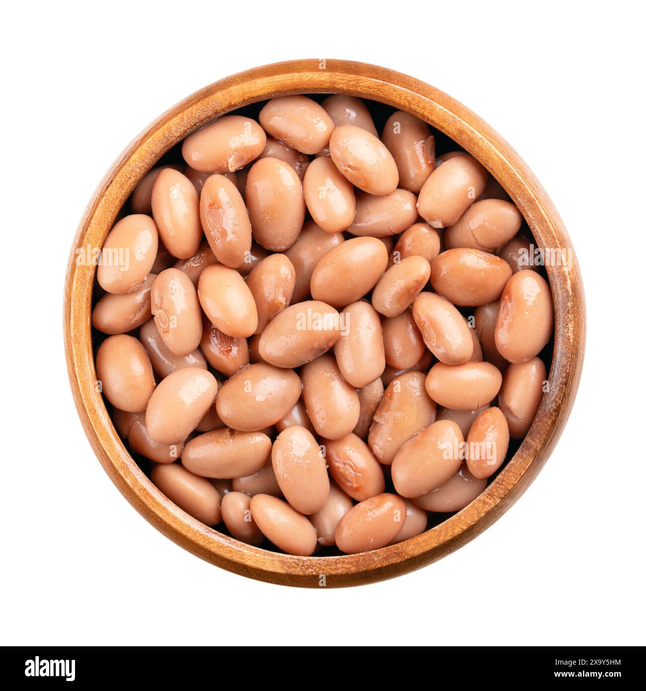 Borlotti-Bohnen in einer Holzschale. Gekochte und konservierte Preiselbeerbohnen, eine Haselnussfarbene Sorte der gewöhnlichen Bohnen, Phaseolus vulgaris. Stockfoto