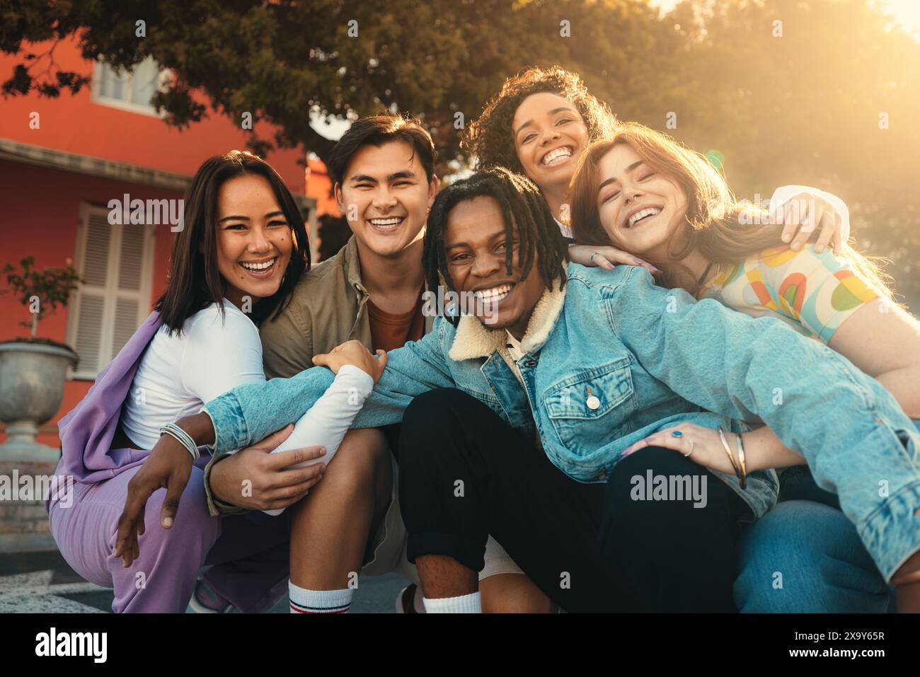 Gruppe glücklicher Freunde lächelt und verbindet sich, während sie an einem Auslandsprogramm im Freien teilnehmen. Stockfoto