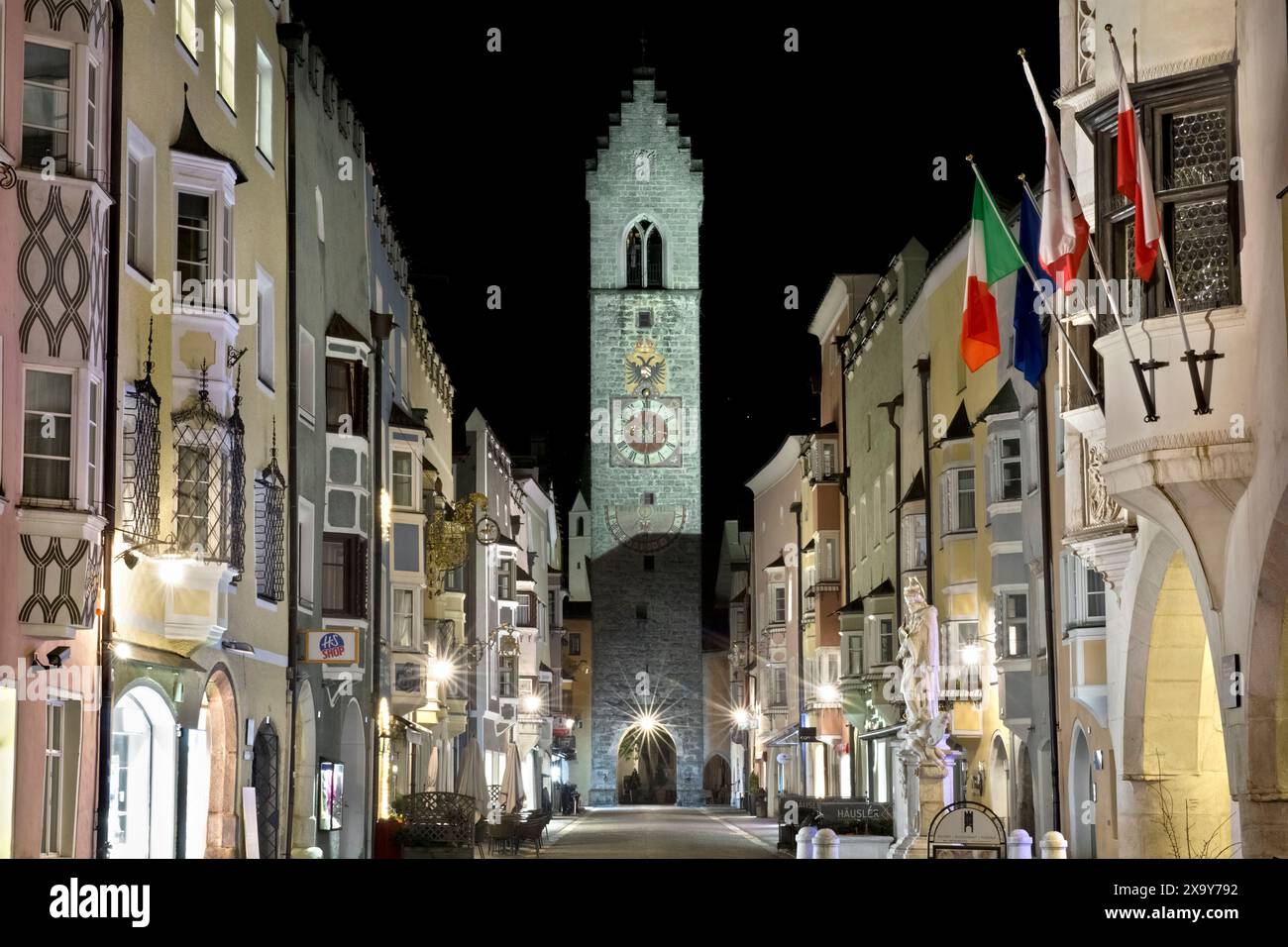 Vipiteno (Sterzing): Die Hauptstraße des historischen Zentrums mit dem mittelalterlichen Torre delle Dodici. Südtirol, Italien. Stockfoto