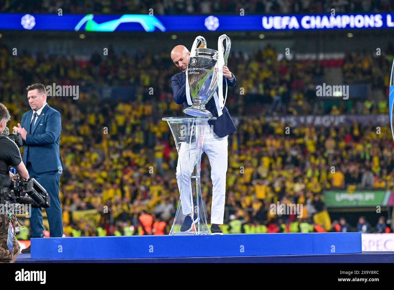 London, England. Juni 2024. Zinedine Zidane trägt die Trophäe nach dem Finale der UEFA Champions League 2024 zwischen Borussia Dortmund und Real Madrid in Wembley in London auf das Podium. (Foto: Gonzales Photo - Tommaso Fimiano). Stockfoto