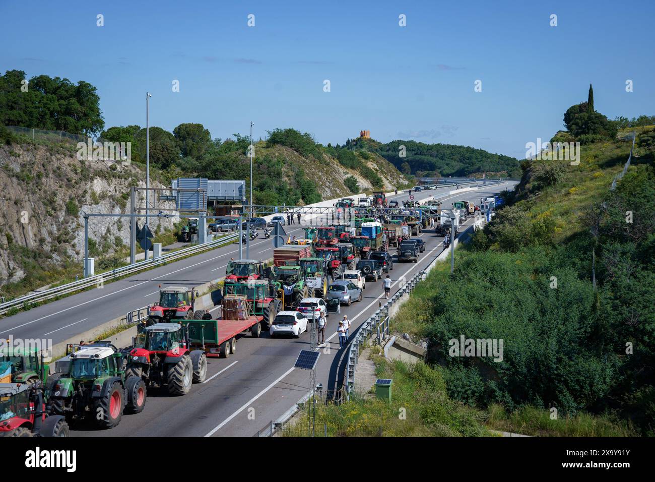 Barcelona, Spanien. Juni 2024. Traktoren blockieren die Straße an der Grenze während der Vorführung. Landwirte aus Spanien und Frankreich blockierten die Autobahnen an den wichtigsten Grenzübergängen zwischen den beiden Ländern, um gegen EU-Vorschriften über die Industrie, eine Erhöhung der Besteuerung und den Import von Erzeugnissen aus dem Ausland zu protestieren. Quelle: SOPA Images Limited/Alamy Live News Stockfoto