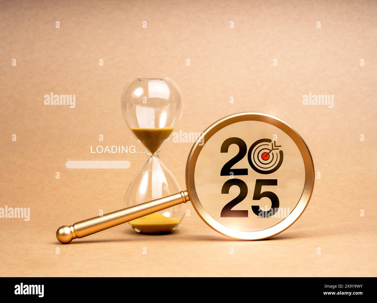 Loading to Happy New Year 2025, Bannerhintergrund. 2025 Zahl- und Zielsymbol in der Lupe in der Nähe der Sanduhr mit Ladebalken Stockfoto