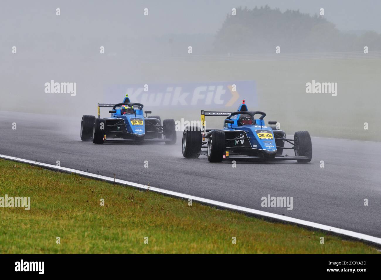 Viel Sprühnebel auf der Strecke nach Agostini, Martin Molnar, Virtuosi Racing, Yuhao Fu, Virtuosi Racing, ROKiT F4 British Championship, zertifiziert durch Th Stockfoto