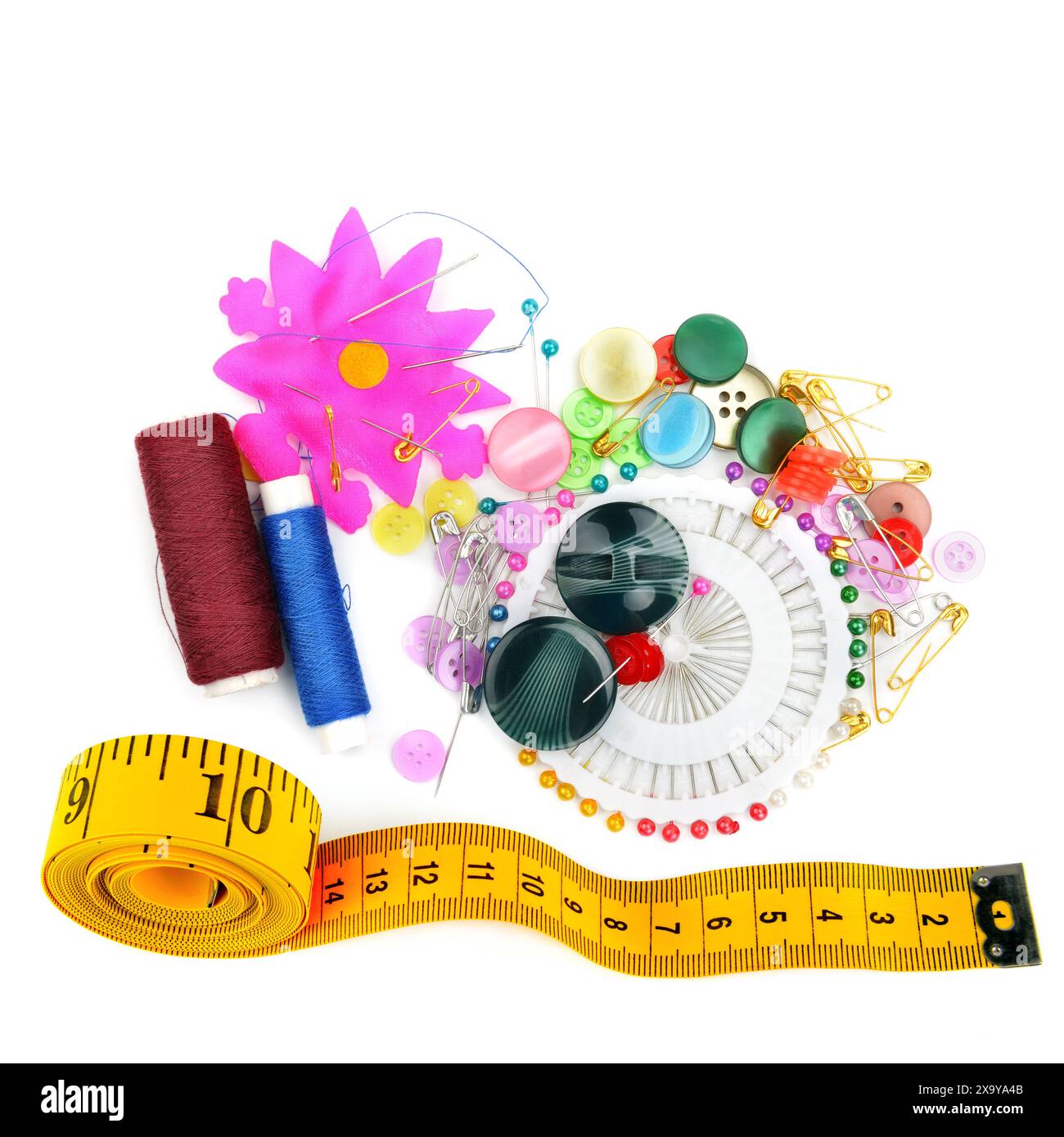 Nähwerkzeuge und Maßband isoliert auf weißem Hintergrund. Collage. Stockfoto