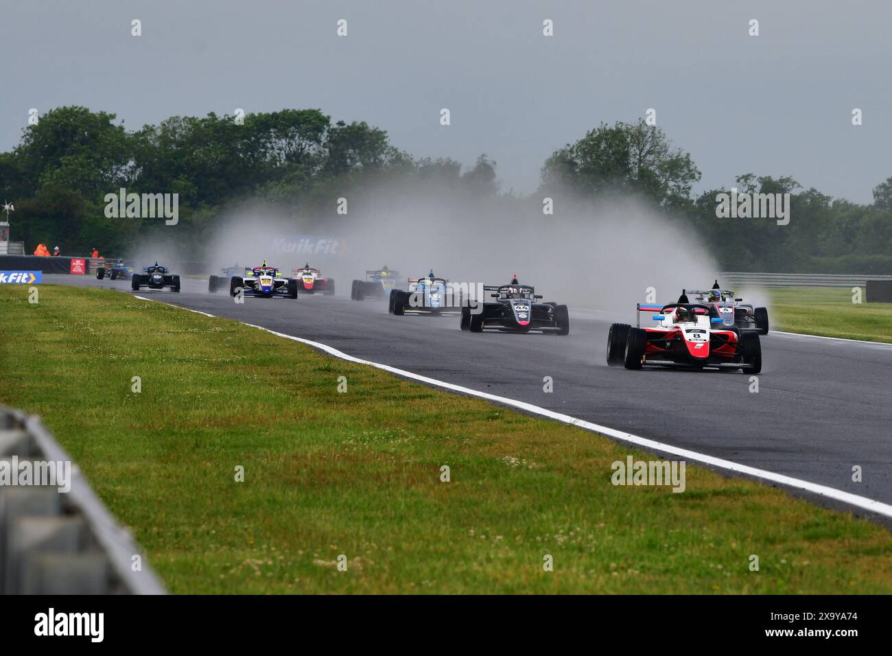 Die Führung einer sehr nassen Bentley Straight, Kai Daryanani, Fortec Motorsport, ROKiT F4 British Championship, von der FIA zertifiziert, dreiundzwanzig Minuten Stockfoto