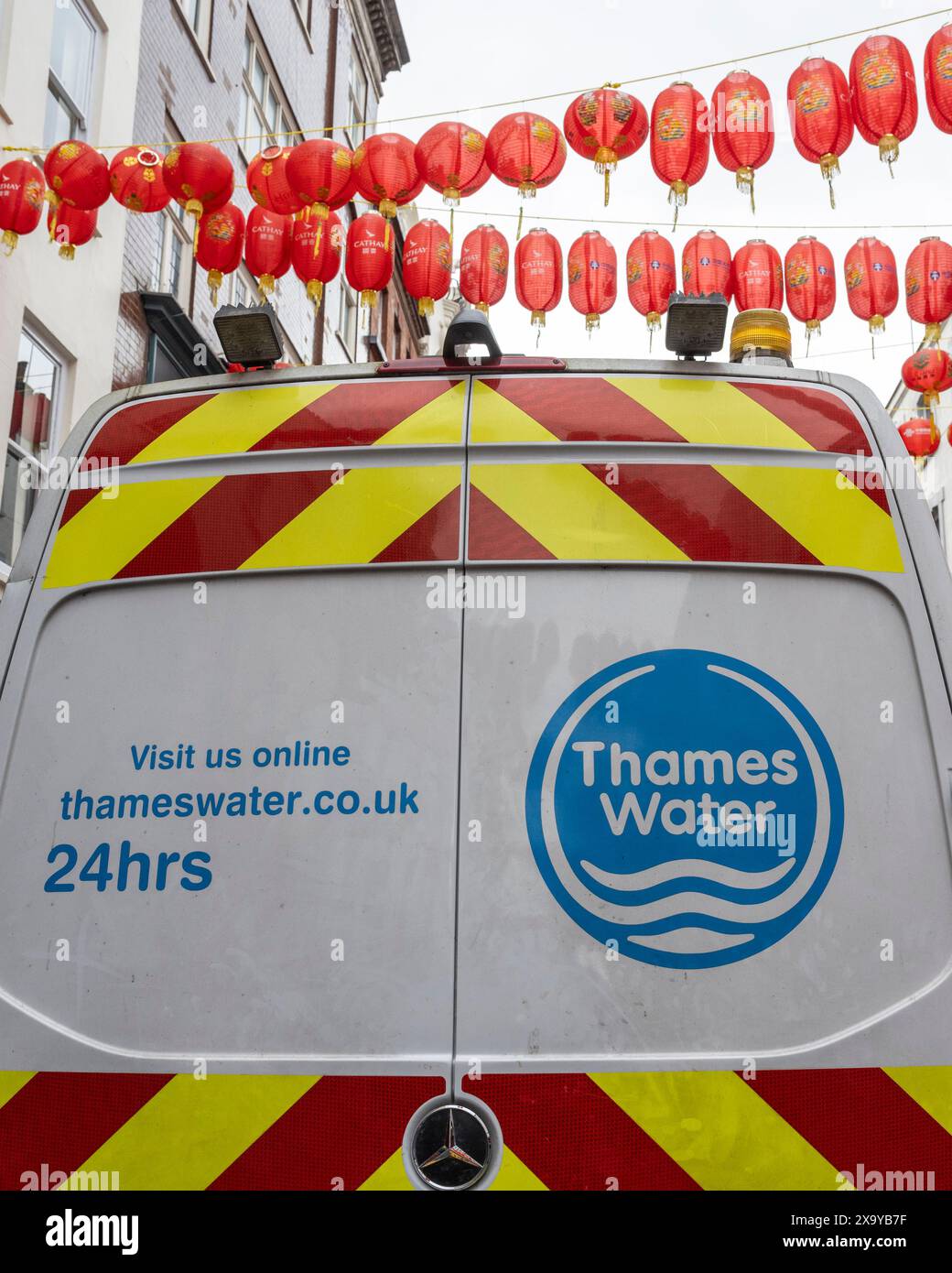 London, Großbritannien. 3. Juni 2024. Ein Wasserbus der Themse parkt in der Wardour Street in Chinatown. Das Wasser der Themse wird derzeit kritisiert, da mehrere Städte, in denen es dient, unter Problemen mit kontaminiertem Wasser gelitten haben. Gleichzeitig droht ihm eine Geldstrafe von 40 Mio. GBP wegen Dividendenzahlungen an Aktionäre. Quelle: Stephen Chung / Alamy Live News Stockfoto