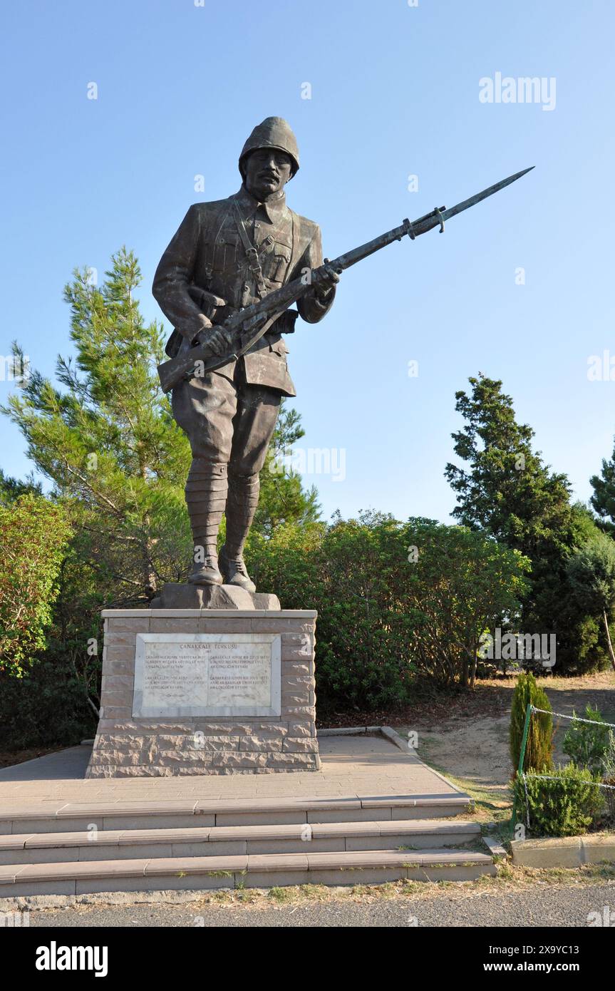 Statue des Soldaten auf dem 57. Türkischen Regiment Memorial Park Friedhof, Gallipoli, Provinz Canakkale, Türkei Stockfoto